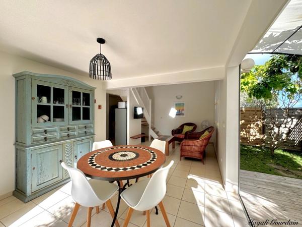 SAINT-FRANÇOIS – À 100 MÈTRES DE LA MER, ENSEMBLE IMMOBILIER DE 3 VILLAS INDÉPENDANTES