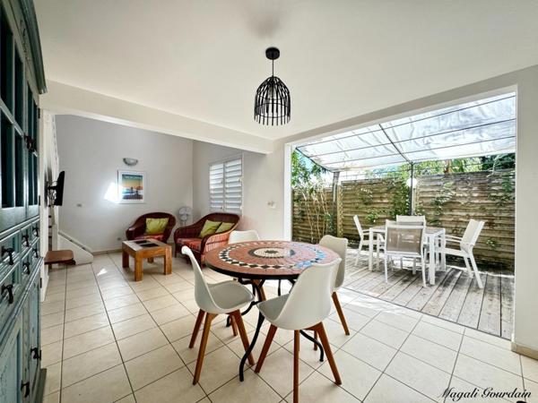 SAINT-FRANÇOIS – À 100 MÈTRES DE LA MER, ENSEMBLE IMMOBILIER DE 3 VILLAS INDÉPENDANTES