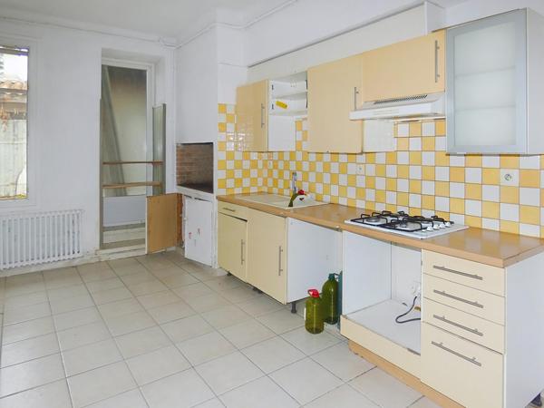 Maisons de village avec toit terrasse et appartement attenant plain pied indépendant actuellement loué