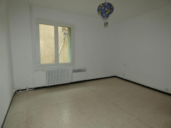 Maisons de village avec toit terrasse et appartement attenant plain pied indépendant actuellement loué