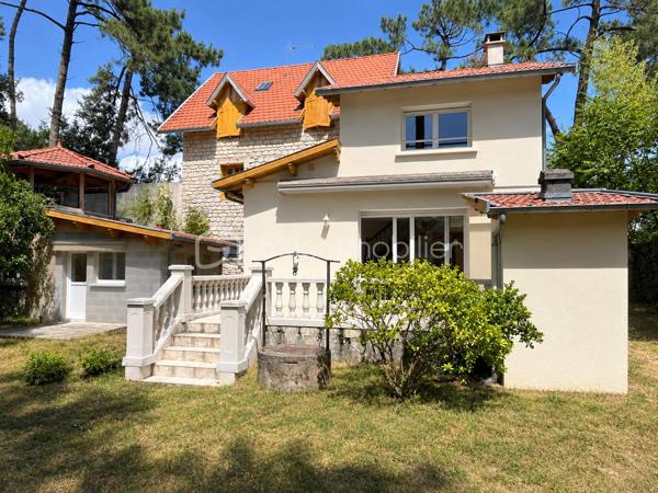 SAINT GEORGES DE DIDONNE  -  ville balnéaire 

Appartement de 87m2 et son grand jardin arboré, à 300 m de la plage, dans le quartier chic de Suzac.


L’appartement fait partie d’une belle maison balnéaire de style 1900, divisée en une petite copropriété de 3 logements privatifs.
Vous possédez le rez-de-chaussée de la maison.

Ce rez-de-chaussée a été agrandi par une extension récente, avec terrasse, ainsi qu’un studio indépendant pour accueillir vos amis.
Cette extension, le studio, ainsi que l’intégralité du parc arboré vous appartiennent en pleine propriété (donc hors copropriété) : vous y faites donc ce que vous souhaitez !


INTÉRIEUR :

La partie 1900 comprend la cuisine aménagée et équipée, une chambre lumineuse de 11m2, une salle d’eau avec WC, et une buanderie.
L’extension récente offre un séjour lumineux, et une grande chambre de 17m2 située au-dessus.
Le séjour ouvre sur la terrasse orientée Sud et votre parc arboré de 600 m2 environ.
 

EXTÉRIEURS :

Portail électrique permettant d’entrer dans le parc.

Terrasse de 17 m2 orientée Sud, avec barbecue.

Joli kiosque de 10m2 surplombant le jardin.

Studio indépendant isolé et chauffé de 17m2 permettant d’accueillir vos amis.

Grand double garage de 24m2 avec porte électrique + galeta + auvent.