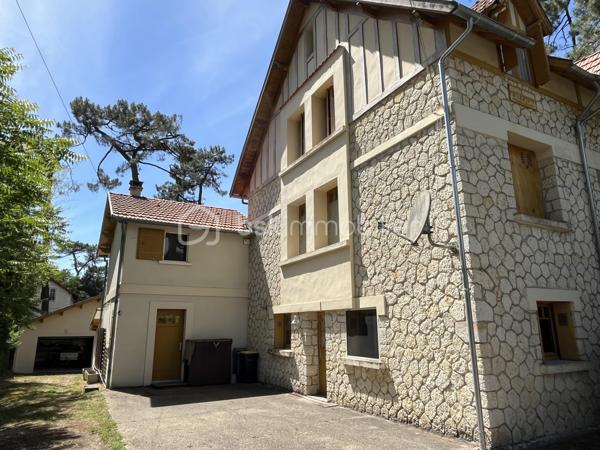 SAINT GEORGES DE DIDONNE  -  ville balnéaire 

Appartement de 87m2 et son grand jardin arboré, à 300 m de la plage, dans le quartier chic de Suzac.


L’appartement fait partie d’une belle maison balnéaire de style 1900, divisée en une petite copropriété de 3 logements privatifs.
Vous possédez le rez-de-chaussée de la maison.

Ce rez-de-chaussée a été agrandi par une extension récente, avec terrasse, ainsi qu’un studio indépendant pour accueillir vos amis.
Cette extension, le studio, ainsi que l’intégralité du parc arboré vous appartiennent en pleine propriété (donc hors copropriété) : vous y faites donc ce que vous souhaitez !


INTÉRIEUR :

La partie 1900 comprend la cuisine aménagée et équipée, une chambre lumineuse de 11m2, une salle d’eau avec WC, et une buanderie.
L’extension récente offre un séjour lumineux, et une grande chambre de 17m2 située au-dessus.
Le séjour ouvre sur la terrasse orientée Sud et votre parc arboré de 600 m2 environ.
 

EXTÉRIEURS :

Portail électrique permettant d’entrer dans le parc.

Terrasse de 17 m2 orientée Sud, avec barbecue.

Joli kiosque de 10m2 surplombant le jardin.

Studio indépendant isolé et chauffé de 17m2 permettant d’accueillir vos amis.

Grand double garage de 24m2 avec porte électrique + galeta + auvent.