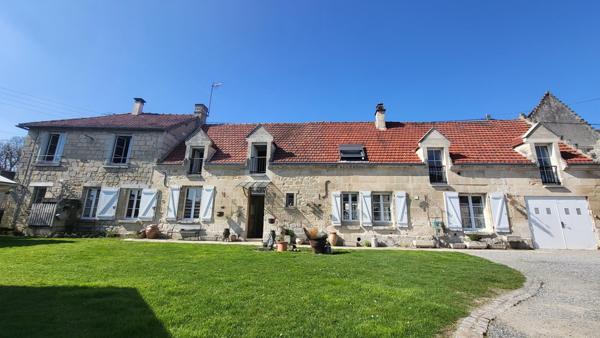 Longère 216 m² + gîte meublé de 50m² + garage + granges