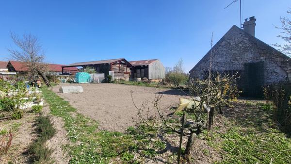 Longère 216 m² + gîte meublé de 50m² + garage + granges