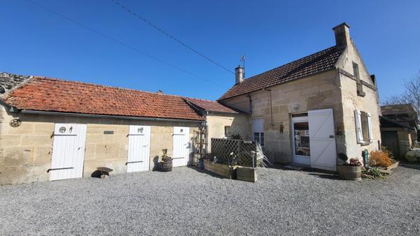 Longère 216 m² + gîte meublé de 50m² + garage + granges