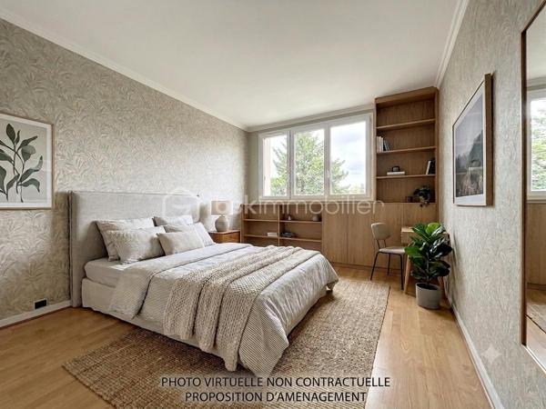 Coup de cœur au cœur du quartier NOUVEAU BEZONS !

Situé au 3ème étage et DERNIER étage , dans une résidence arborée, calme et parfaitement entretenue, découvrez ce bel appartement 3 pièces, baigné de lumière, avec balcon, cave et grand box fermé.

Dès l'entrée, vous serez séduit par son vaste séjour lumineux de 27m² (possibilité de créer une deuxième chambre de 9m² ce qui donnerait un séjour de 18m²) ouvrant sur un agréable balcon, idéal pour profiter d'un extérieur en toute tranquillité. Sa cuisine indépendante, fonctionnelle et spacieuse, pourra facilement être repensée selon vos envies.

L'espace nuit comprend actuellement une chambre de 12m² avec la possibilité de créer une deuxième chambre au niveau du séjour, une salle de bains, des WC indépendants ainsi que de nombreux rangements.

Un emplacement qui facilite la vie
À seulement 10 minutes à pied du Tramway T2 (Pont de Bezons), avec un accès rapide à la gare de Houilles (RER A et futur RER E), vous rejoignez Paris et La Défense en toute simplicité.

Au pied de la résidence, vous profitez de toutes les commodités : Auchan, Leclerc, Action, pharmacie, écoles, transports et services... tout est accessible à pied.

Le secteur est également en plein développement avec l'ouverture du NOUVEAU collège de Bezons prévue en 2027, renforçant encore l'attractivité du quartier.

Les atouts qui font la différence :

✔ Prix très attractif
✔ Quartier très recherché Nouveau Bezons
✔ Dernier étage sur 3
✔ Appartement très lumineux
✔ Balcon
✔ Cuisine indépendante
✔ 1 chambre, possibilité de créer une deuxième chambre
✔ Cave + grand box fermé et sécurisé
✔ Résidence à taille humaine, calme et verdoyante
✔ Tram T2 à 10 minutes à pied
✔ Accès rapide RER A et futur RER E
✔ Commerces, écoles et transports à proximité immédiate

Travaux à prévoir.

Un appartement aux nombreux atouts, idéal pour un premier achat, une famille ou un investissement patrimonial. Une visite suffira pour vous convaincre… Contactez-moi dès maintenant !