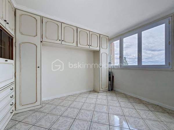 Coup de cœur au cœur du quartier NOUVEAU BEZONS !

Situé au 3ème étage et DERNIER étage , dans une résidence arborée, calme et parfaitement entretenue, découvrez ce bel appartement 3 pièces, baigné de lumière, avec balcon, cave et grand box fermé.

Dès l'entrée, vous serez séduit par son vaste séjour lumineux de 27m² (possibilité de créer une deuxième chambre de 9m² ce qui donnerait un séjour de 18m²) ouvrant sur un agréable balcon, idéal pour profiter d'un extérieur en toute tranquillité. Sa cuisine indépendante, fonctionnelle et spacieuse, pourra facilement être repensée selon vos envies.

L'espace nuit comprend actuellement une chambre de 12m² avec la possibilité de créer une deuxième chambre au niveau du séjour, une salle de bains, des WC indépendants ainsi que de nombreux rangements.

Un emplacement qui facilite la vie
À seulement 10 minutes à pied du Tramway T2 (Pont de Bezons), avec un accès rapide à la gare de Houilles (RER A et futur RER E), vous rejoignez Paris et La Défense en toute simplicité.

Au pied de la résidence, vous profitez de toutes les commodités : Auchan, Leclerc, Action, pharmacie, écoles, transports et services... tout est accessible à pied.

Le secteur est également en plein développement avec l'ouverture du NOUVEAU collège de Bezons prévue en 2027, renforçant encore l'attractivité du quartier.

Les atouts qui font la différence :

✔ Prix très attractif
✔ Quartier très recherché Nouveau Bezons
✔ Dernier étage sur 3
✔ Appartement très lumineux
✔ Balcon
✔ Cuisine indépendante
✔ 1 chambre, possibilité de créer une deuxième chambre
✔ Cave + grand box fermé et sécurisé
✔ Résidence à taille humaine, calme et verdoyante
✔ Tram T2 à 10 minutes à pied
✔ Accès rapide RER A et futur RER E
✔ Commerces, écoles et transports à proximité immédiate

Travaux à prévoir.

Un appartement aux nombreux atouts, idéal pour un premier achat, une famille ou un investissement patrimonial. Une visite suffira pour vous convaincre… Contactez-moi dès maintenant !