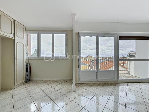 Coup de cœur au cœur du quartier NOUVEAU BEZONS !

Situé au 3ème étage et DERNIER étage , dans une résidence arborée, calme et parfaitement entretenue, découvrez ce bel appartement 3 pièces, baigné de lumière, avec balcon, cave et grand box fermé.

Dès l'entrée, vous serez séduit par son vaste séjour lumineux de 27m² (possibilité de créer une deuxième chambre de 9m² ce qui donnerait un séjour de 18m²) ouvrant sur un agréable balcon, idéal pour profiter d'un extérieur en toute tranquillité. Sa cuisine indépendante, fonctionnelle et spacieuse, pourra facilement être repensée selon vos envies.

L'espace nuit comprend actuellement une chambre de 12m² avec la possibilité de créer une deuxième chambre au niveau du séjour, une salle de bains, des WC indépendants ainsi que de nombreux rangements.

Un emplacement qui facilite la vie
À seulement 10 minutes à pied du Tramway T2 (Pont de Bezons), avec un accès rapide à la gare de Houilles (RER A et futur RER E), vous rejoignez Paris et La Défense en toute simplicité.

Au pied de la résidence, vous profitez de toutes les commodités : Auchan, Leclerc, Action, pharmacie, écoles, transports et services... tout est accessible à pied.

Le secteur est également en plein développement avec l'ouverture du NOUVEAU collège de Bezons prévue en 2027, renforçant encore l'attractivité du quartier.

Les atouts qui font la différence :

✔ Prix très attractif
✔ Quartier très recherché Nouveau Bezons
✔ Dernier étage sur 3
✔ Appartement très lumineux
✔ Balcon
✔ Cuisine indépendante
✔ 1 chambre, possibilité de créer une deuxième chambre
✔ Cave + grand box fermé et sécurisé
✔ Résidence à taille humaine, calme et verdoyante
✔ Tram T2 à 10 minutes à pied
✔ Accès rapide RER A et futur RER E
✔ Commerces, écoles et transports à proximité immédiate

Travaux à prévoir.

Un appartement aux nombreux atouts, idéal pour un premier achat, une famille ou un investissement patrimonial. Une visite suffira pour vous convaincre… Contactez-moi dès maintenant !