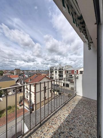 Coup de cœur au cœur du quartier NOUVEAU BEZONS !

Situé au 3ème étage et DERNIER étage , dans une résidence arborée, calme et parfaitement entretenue, découvrez ce bel appartement 3 pièces, baigné de lumière, avec balcon, cave et grand box fermé.

Dès l'entrée, vous serez séduit par son vaste séjour lumineux de 27m² (possibilité de créer une deuxième chambre de 9m² ce qui donnerait un séjour de 18m²) ouvrant sur un agréable balcon, idéal pour profiter d'un extérieur en toute tranquillité. Sa cuisine indépendante, fonctionnelle et spacieuse, pourra facilement être repensée selon vos envies.

L'espace nuit comprend actuellement une chambre de 12m² avec la possibilité de créer une deuxième chambre au niveau du séjour, une salle de bains, des WC indépendants ainsi que de nombreux rangements.

Un emplacement qui facilite la vie
À seulement 10 minutes à pied du Tramway T2 (Pont de Bezons), avec un accès rapide à la gare de Houilles (RER A et futur RER E), vous rejoignez Paris et La Défense en toute simplicité.

Au pied de la résidence, vous profitez de toutes les commodités : Auchan, Leclerc, Action, pharmacie, écoles, transports et services... tout est accessible à pied.

Le secteur est également en plein développement avec l'ouverture du NOUVEAU collège de Bezons prévue en 2027, renforçant encore l'attractivité du quartier.

Les atouts qui font la différence :

✔ Prix très attractif
✔ Quartier très recherché Nouveau Bezons
✔ Dernier étage sur 3
✔ Appartement très lumineux
✔ Balcon
✔ Cuisine indépendante
✔ 1 chambre, possibilité de créer une deuxième chambre
✔ Cave + grand box fermé et sécurisé
✔ Résidence à taille humaine, calme et verdoyante
✔ Tram T2 à 10 minutes à pied
✔ Accès rapide RER A et futur RER E
✔ Commerces, écoles et transports à proximité immédiate

Travaux à prévoir.

Un appartement aux nombreux atouts, idéal pour un premier achat, une famille ou un investissement patrimonial. Une visite suffira pour vous convaincre… Contactez-moi dès maintenant !