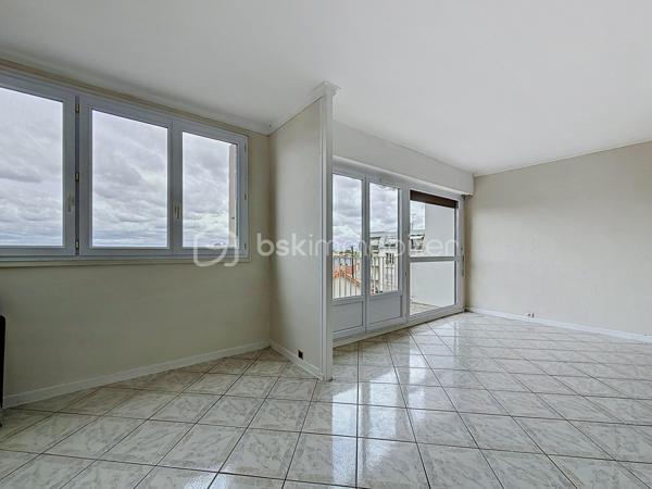 Coup de cœur au cœur du quartier NOUVEAU BEZONS !

Situé au 3ème étage et DERNIER étage , dans une résidence arborée, calme et parfaitement entretenue, découvrez ce bel appartement 3 pièces, baigné de lumière, avec balcon, cave et grand box fermé.

Dès l'entrée, vous serez séduit par son vaste séjour lumineux de 27m² (possibilité de créer une deuxième chambre de 9m² ce qui donnerait un séjour de 18m²) ouvrant sur un agréable balcon, idéal pour profiter d'un extérieur en toute tranquillité. Sa cuisine indépendante, fonctionnelle et spacieuse, pourra facilement être repensée selon vos envies.

L'espace nuit comprend actuellement une chambre de 12m² avec la possibilité de créer une deuxième chambre au niveau du séjour, une salle de bains, des WC indépendants ainsi que de nombreux rangements.

Un emplacement qui facilite la vie
À seulement 10 minutes à pied du Tramway T2 (Pont de Bezons), avec un accès rapide à la gare de Houilles (RER A et futur RER E), vous rejoignez Paris et La Défense en toute simplicité.

Au pied de la résidence, vous profitez de toutes les commodités : Auchan, Leclerc, Action, pharmacie, écoles, transports et services... tout est accessible à pied.

Le secteur est également en plein développement avec l'ouverture du NOUVEAU collège de Bezons prévue en 2027, renforçant encore l'attractivité du quartier.

Les atouts qui font la différence :

✔ Prix très attractif
✔ Quartier très recherché Nouveau Bezons
✔ Dernier étage sur 3
✔ Appartement très lumineux
✔ Balcon
✔ Cuisine indépendante
✔ 1 chambre, possibilité de créer une deuxième chambre
✔ Cave + grand box fermé et sécurisé
✔ Résidence à taille humaine, calme et verdoyante
✔ Tram T2 à 10 minutes à pied
✔ Accès rapide RER A et futur RER E
✔ Commerces, écoles et transports à proximité immédiate

Travaux à prévoir.

Un appartement aux nombreux atouts, idéal pour un premier achat, une famille ou un investissement patrimonial. Une visite suffira pour vous convaincre… Contactez-moi dès maintenant !