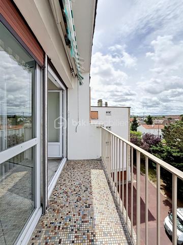 Coup de cœur au cœur du quartier NOUVEAU BEZONS !

Situé au 3ème étage et DERNIER étage , dans une résidence arborée, calme et parfaitement entretenue, découvrez ce bel appartement 3 pièces, baigné de lumière, avec balcon, cave et grand box fermé.

Dès l'entrée, vous serez séduit par son vaste séjour lumineux de 27m² (possibilité de créer une deuxième chambre de 9m² ce qui donnerait un séjour de 18m²) ouvrant sur un agréable balcon, idéal pour profiter d'un extérieur en toute tranquillité. Sa cuisine indépendante, fonctionnelle et spacieuse, pourra facilement être repensée selon vos envies.

L'espace nuit comprend actuellement une chambre de 12m² avec la possibilité de créer une deuxième chambre au niveau du séjour, une salle de bains, des WC indépendants ainsi que de nombreux rangements.

Un emplacement qui facilite la vie
À seulement 10 minutes à pied du Tramway T2 (Pont de Bezons), avec un accès rapide à la gare de Houilles (RER A et futur RER E), vous rejoignez Paris et La Défense en toute simplicité.

Au pied de la résidence, vous profitez de toutes les commodités : Auchan, Leclerc, Action, pharmacie, écoles, transports et services... tout est accessible à pied.

Le secteur est également en plein développement avec l'ouverture du NOUVEAU collège de Bezons prévue en 2027, renforçant encore l'attractivité du quartier.

Les atouts qui font la différence :

✔ Prix très attractif
✔ Quartier très recherché Nouveau Bezons
✔ Dernier étage sur 3
✔ Appartement très lumineux
✔ Balcon
✔ Cuisine indépendante
✔ 1 chambre, possibilité de créer une deuxième chambre
✔ Cave + grand box fermé et sécurisé
✔ Résidence à taille humaine, calme et verdoyante
✔ Tram T2 à 10 minutes à pied
✔ Accès rapide RER A et futur RER E
✔ Commerces, écoles et transports à proximité immédiate

Travaux à prévoir.

Un appartement aux nombreux atouts, idéal pour un premier achat, une famille ou un investissement patrimonial. Une visite suffira pour vous convaincre… Contactez-moi dès maintenant !
