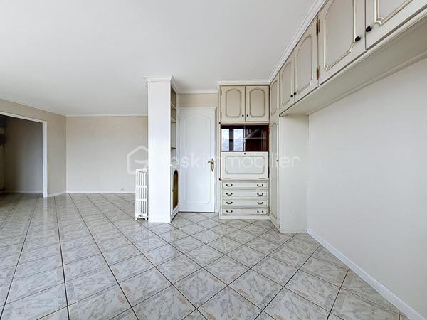 Coup de cœur au cœur du quartier NOUVEAU BEZONS !

Situé au 3ème étage et DERNIER étage , dans une résidence arborée, calme et parfaitement entretenue, découvrez ce bel appartement 3 pièces, baigné de lumière, avec balcon, cave et grand box fermé.

Dès l'entrée, vous serez séduit par son vaste séjour lumineux de 27m² (possibilité de créer une deuxième chambre de 9m² ce qui donnerait un séjour de 18m²) ouvrant sur un agréable balcon, idéal pour profiter d'un extérieur en toute tranquillité. Sa cuisine indépendante, fonctionnelle et spacieuse, pourra facilement être repensée selon vos envies.

L'espace nuit comprend actuellement une chambre de 12m² avec la possibilité de créer une deuxième chambre au niveau du séjour, une salle de bains, des WC indépendants ainsi que de nombreux rangements.

Un emplacement qui facilite la vie
À seulement 10 minutes à pied du Tramway T2 (Pont de Bezons), avec un accès rapide à la gare de Houilles (RER A et futur RER E), vous rejoignez Paris et La Défense en toute simplicité.

Au pied de la résidence, vous profitez de toutes les commodités : Auchan, Leclerc, Action, pharmacie, écoles, transports et services... tout est accessible à pied.

Le secteur est également en plein développement avec l'ouverture du NOUVEAU collège de Bezons prévue en 2027, renforçant encore l'attractivité du quartier.

Les atouts qui font la différence :

✔ Prix très attractif
✔ Quartier très recherché Nouveau Bezons
✔ Dernier étage sur 3
✔ Appartement très lumineux
✔ Balcon
✔ Cuisine indépendante
✔ 1 chambre, possibilité de créer une deuxième chambre
✔ Cave + grand box fermé et sécurisé
✔ Résidence à taille humaine, calme et verdoyante
✔ Tram T2 à 10 minutes à pied
✔ Accès rapide RER A et futur RER E
✔ Commerces, écoles et transports à proximité immédiate

Travaux à prévoir.

Un appartement aux nombreux atouts, idéal pour un premier achat, une famille ou un investissement patrimonial. Une visite suffira pour vous convaincre… Contactez-moi dès maintenant !
