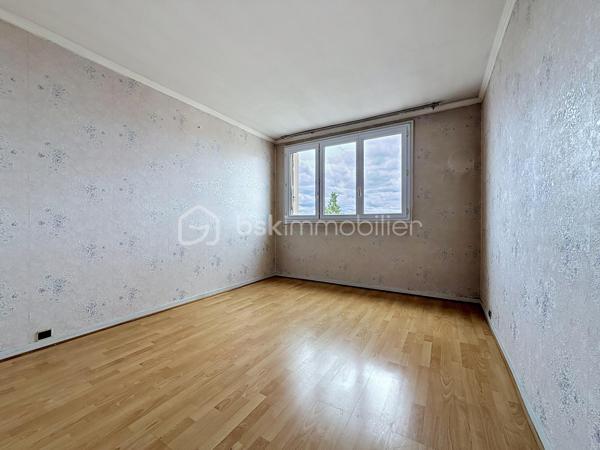 Coup de cœur au cœur du quartier NOUVEAU BEZONS !

Situé au 3ème étage et DERNIER étage , dans une résidence arborée, calme et parfaitement entretenue, découvrez ce bel appartement 3 pièces, baigné de lumière, avec balcon, cave et grand box fermé.

Dès l'entrée, vous serez séduit par son vaste séjour lumineux de 27m² (possibilité de créer une deuxième chambre de 9m² ce qui donnerait un séjour de 18m²) ouvrant sur un agréable balcon, idéal pour profiter d'un extérieur en toute tranquillité. Sa cuisine indépendante, fonctionnelle et spacieuse, pourra facilement être repensée selon vos envies.

L'espace nuit comprend actuellement une chambre de 12m² avec la possibilité de créer une deuxième chambre au niveau du séjour, une salle de bains, des WC indépendants ainsi que de nombreux rangements.

Un emplacement qui facilite la vie
À seulement 10 minutes à pied du Tramway T2 (Pont de Bezons), avec un accès rapide à la gare de Houilles (RER A et futur RER E), vous rejoignez Paris et La Défense en toute simplicité.

Au pied de la résidence, vous profitez de toutes les commodités : Auchan, Leclerc, Action, pharmacie, écoles, transports et services... tout est accessible à pied.

Le secteur est également en plein développement avec l'ouverture du NOUVEAU collège de Bezons prévue en 2027, renforçant encore l'attractivité du quartier.

Les atouts qui font la différence :

✔ Prix très attractif
✔ Quartier très recherché Nouveau Bezons
✔ Dernier étage sur 3
✔ Appartement très lumineux
✔ Balcon
✔ Cuisine indépendante
✔ 1 chambre, possibilité de créer une deuxième chambre
✔ Cave + grand box fermé et sécurisé
✔ Résidence à taille humaine, calme et verdoyante
✔ Tram T2 à 10 minutes à pied
✔ Accès rapide RER A et futur RER E
✔ Commerces, écoles et transports à proximité immédiate

Travaux à prévoir.

Un appartement aux nombreux atouts, idéal pour un premier achat, une famille ou un investissement patrimonial. Une visite suffira pour vous convaincre… Contactez-moi dès maintenant !