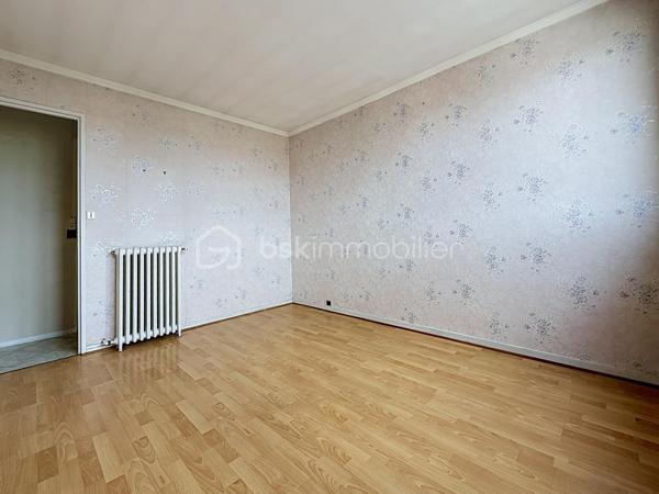 Coup de cœur au cœur du quartier NOUVEAU BEZONS !

Situé au 3ème étage et DERNIER étage , dans une résidence arborée, calme et parfaitement entretenue, découvrez ce bel appartement 3 pièces, baigné de lumière, avec balcon, cave et grand box fermé.

Dès l'entrée, vous serez séduit par son vaste séjour lumineux de 27m² (possibilité de créer une deuxième chambre de 9m² ce qui donnerait un séjour de 18m²) ouvrant sur un agréable balcon, idéal pour profiter d'un extérieur en toute tranquillité. Sa cuisine indépendante, fonctionnelle et spacieuse, pourra facilement être repensée selon vos envies.

L'espace nuit comprend actuellement une chambre de 12m² avec la possibilité de créer une deuxième chambre au niveau du séjour, une salle de bains, des WC indépendants ainsi que de nombreux rangements.

Un emplacement qui facilite la vie
À seulement 10 minutes à pied du Tramway T2 (Pont de Bezons), avec un accès rapide à la gare de Houilles (RER A et futur RER E), vous rejoignez Paris et La Défense en toute simplicité.

Au pied de la résidence, vous profitez de toutes les commodités : Auchan, Leclerc, Action, pharmacie, écoles, transports et services... tout est accessible à pied.

Le secteur est également en plein développement avec l'ouverture du NOUVEAU collège de Bezons prévue en 2027, renforçant encore l'attractivité du quartier.

Les atouts qui font la différence :

✔ Prix très attractif
✔ Quartier très recherché Nouveau Bezons
✔ Dernier étage sur 3
✔ Appartement très lumineux
✔ Balcon
✔ Cuisine indépendante
✔ 1 chambre, possibilité de créer une deuxième chambre
✔ Cave + grand box fermé et sécurisé
✔ Résidence à taille humaine, calme et verdoyante
✔ Tram T2 à 10 minutes à pied
✔ Accès rapide RER A et futur RER E
✔ Commerces, écoles et transports à proximité immédiate

Travaux à prévoir.

Un appartement aux nombreux atouts, idéal pour un premier achat, une famille ou un investissement patrimonial. Une visite suffira pour vous convaincre… Contactez-moi dès maintenant !