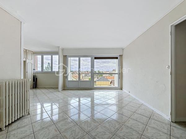 Coup de cœur au cœur du quartier NOUVEAU BEZONS !

Situé au 3ème étage et DERNIER étage , dans une résidence arborée, calme et parfaitement entretenue, découvrez ce bel appartement 3 pièces, baigné de lumière, avec balcon, cave et grand box fermé.

Dès l'entrée, vous serez séduit par son vaste séjour lumineux de 27m² (possibilité de créer une deuxième chambre de 9m² ce qui donnerait un séjour de 18m²) ouvrant sur un agréable balcon, idéal pour profiter d'un extérieur en toute tranquillité. Sa cuisine indépendante, fonctionnelle et spacieuse, pourra facilement être repensée selon vos envies.

L'espace nuit comprend actuellement une chambre de 12m² avec la possibilité de créer une deuxième chambre au niveau du séjour, une salle de bains, des WC indépendants ainsi que de nombreux rangements.

Un emplacement qui facilite la vie
À seulement 10 minutes à pied du Tramway T2 (Pont de Bezons), avec un accès rapide à la gare de Houilles (RER A et futur RER E), vous rejoignez Paris et La Défense en toute simplicité.

Au pied de la résidence, vous profitez de toutes les commodités : Auchan, Leclerc, Action, pharmacie, écoles, transports et services... tout est accessible à pied.

Le secteur est également en plein développement avec l'ouverture du NOUVEAU collège de Bezons prévue en 2027, renforçant encore l'attractivité du quartier.

Les atouts qui font la différence :

✔ Prix très attractif
✔ Quartier très recherché Nouveau Bezons
✔ Dernier étage sur 3
✔ Appartement très lumineux
✔ Balcon
✔ Cuisine indépendante
✔ 1 chambre, possibilité de créer une deuxième chambre
✔ Cave + grand box fermé et sécurisé
✔ Résidence à taille humaine, calme et verdoyante
✔ Tram T2 à 10 minutes à pied
✔ Accès rapide RER A et futur RER E
✔ Commerces, écoles et transports à proximité immédiate

Travaux à prévoir.

Un appartement aux nombreux atouts, idéal pour un premier achat, une famille ou un investissement patrimonial. Une visite suffira pour vous convaincre… Contactez-moi dès maintenant !