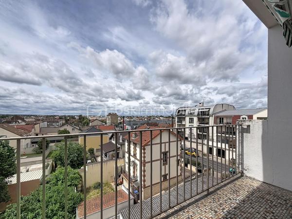 Coup de cœur au cœur du quartier NOUVEAU BEZONS !

Situé au 3ème étage et DERNIER étage , dans une résidence arborée, calme et parfaitement entretenue, découvrez ce bel appartement 3 pièces, baigné de lumière, avec balcon, cave et grand box fermé.

Dès l'entrée, vous serez séduit par son vaste séjour lumineux de 27m² (possibilité de créer une deuxième chambre de 9m² ce qui donnerait un séjour de 18m²) ouvrant sur un agréable balcon, idéal pour profiter d'un extérieur en toute tranquillité. Sa cuisine indépendante, fonctionnelle et spacieuse, pourra facilement être repensée selon vos envies.

L'espace nuit comprend actuellement une chambre de 12m² avec la possibilité de créer une deuxième chambre au niveau du séjour, une salle de bains, des WC indépendants ainsi que de nombreux rangements.

Un emplacement qui facilite la vie
À seulement 10 minutes à pied du Tramway T2 (Pont de Bezons), avec un accès rapide à la gare de Houilles (RER A et futur RER E), vous rejoignez Paris et La Défense en toute simplicité.

Au pied de la résidence, vous profitez de toutes les commodités : Auchan, Leclerc, Action, pharmacie, écoles, transports et services... tout est accessible à pied.

Le secteur est également en plein développement avec l'ouverture du NOUVEAU collège de Bezons prévue en 2027, renforçant encore l'attractivité du quartier.

Les atouts qui font la différence :

✔ Prix très attractif
✔ Quartier très recherché Nouveau Bezons
✔ Dernier étage sur 3
✔ Appartement très lumineux
✔ Balcon
✔ Cuisine indépendante
✔ 1 chambre, possibilité de créer une deuxième chambre
✔ Cave + grand box fermé et sécurisé
✔ Résidence à taille humaine, calme et verdoyante
✔ Tram T2 à 10 minutes à pied
✔ Accès rapide RER A et futur RER E
✔ Commerces, écoles et transports à proximité immédiate

Travaux à prévoir.

Un appartement aux nombreux atouts, idéal pour un premier achat, une famille ou un investissement patrimonial. Une visite suffira pour vous convaincre… Contactez-moi dès maintenant !