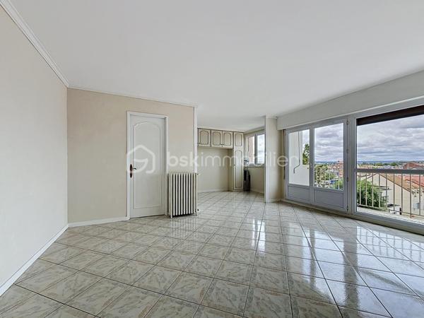 Coup de cœur au cœur du quartier NOUVEAU BEZONS !

Situé au 3ème étage et DERNIER étage , dans une résidence arborée, calme et parfaitement entretenue, découvrez ce bel appartement 3 pièces, baigné de lumière, avec balcon, cave et grand box fermé.

Dès l'entrée, vous serez séduit par son vaste séjour lumineux de 27m² (possibilité de créer une deuxième chambre de 9m² ce qui donnerait un séjour de 18m²) ouvrant sur un agréable balcon, idéal pour profiter d'un extérieur en toute tranquillité. Sa cuisine indépendante, fonctionnelle et spacieuse, pourra facilement être repensée selon vos envies.

L'espace nuit comprend actuellement une chambre de 12m² avec la possibilité de créer une deuxième chambre au niveau du séjour, une salle de bains, des WC indépendants ainsi que de nombreux rangements.

Un emplacement qui facilite la vie
À seulement 10 minutes à pied du Tramway T2 (Pont de Bezons), avec un accès rapide à la gare de Houilles (RER A et futur RER E), vous rejoignez Paris et La Défense en toute simplicité.

Au pied de la résidence, vous profitez de toutes les commodités : Auchan, Leclerc, Action, pharmacie, écoles, transports et services... tout est accessible à pied.

Le secteur est également en plein développement avec l'ouverture du NOUVEAU collège de Bezons prévue en 2027, renforçant encore l'attractivité du quartier.

Les atouts qui font la différence :

✔ Prix très attractif
✔ Quartier très recherché Nouveau Bezons
✔ Dernier étage sur 3
✔ Appartement très lumineux
✔ Balcon
✔ Cuisine indépendante
✔ 1 chambre, possibilité de créer une deuxième chambre
✔ Cave + grand box fermé et sécurisé
✔ Résidence à taille humaine, calme et verdoyante
✔ Tram T2 à 10 minutes à pied
✔ Accès rapide RER A et futur RER E
✔ Commerces, écoles et transports à proximité immédiate

Travaux à prévoir.

Un appartement aux nombreux atouts, idéal pour un premier achat, une famille ou un investissement patrimonial. Une visite suffira pour vous convaincre… Contactez-moi dès maintenant !