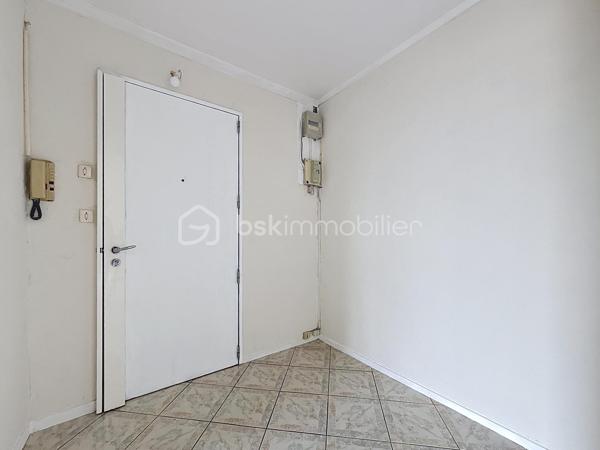 Coup de cœur au cœur du quartier NOUVEAU BEZONS !

Situé au 3ème étage et DERNIER étage , dans une résidence arborée, calme et parfaitement entretenue, découvrez ce bel appartement 3 pièces, baigné de lumière, avec balcon, cave et grand box fermé.

Dès l'entrée, vous serez séduit par son vaste séjour lumineux de 27m² (possibilité de créer une deuxième chambre de 9m² ce qui donnerait un séjour de 18m²) ouvrant sur un agréable balcon, idéal pour profiter d'un extérieur en toute tranquillité. Sa cuisine indépendante, fonctionnelle et spacieuse, pourra facilement être repensée selon vos envies.

L'espace nuit comprend actuellement une chambre de 12m² avec la possibilité de créer une deuxième chambre au niveau du séjour, une salle de bains, des WC indépendants ainsi que de nombreux rangements.

Un emplacement qui facilite la vie
À seulement 10 minutes à pied du Tramway T2 (Pont de Bezons), avec un accès rapide à la gare de Houilles (RER A et futur RER E), vous rejoignez Paris et La Défense en toute simplicité.

Au pied de la résidence, vous profitez de toutes les commodités : Auchan, Leclerc, Action, pharmacie, écoles, transports et services... tout est accessible à pied.

Le secteur est également en plein développement avec l'ouverture du NOUVEAU collège de Bezons prévue en 2027, renforçant encore l'attractivité du quartier.

Les atouts qui font la différence :

✔ Prix très attractif
✔ Quartier très recherché Nouveau Bezons
✔ Dernier étage sur 3
✔ Appartement très lumineux
✔ Balcon
✔ Cuisine indépendante
✔ 1 chambre, possibilité de créer une deuxième chambre
✔ Cave + grand box fermé et sécurisé
✔ Résidence à taille humaine, calme et verdoyante
✔ Tram T2 à 10 minutes à pied
✔ Accès rapide RER A et futur RER E
✔ Commerces, écoles et transports à proximité immédiate

Travaux à prévoir.

Un appartement aux nombreux atouts, idéal pour un premier achat, une famille ou un investissement patrimonial. Une visite suffira pour vous convaincre… Contactez-moi dès maintenant !