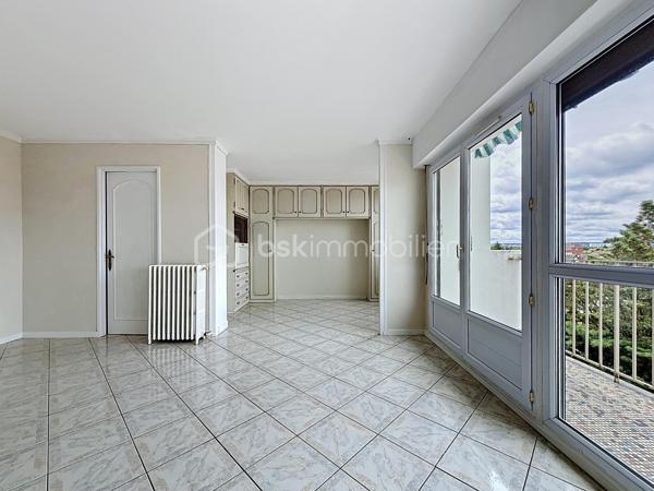 Coup de cœur au cœur du quartier NOUVEAU BEZONS !

Situé au 3ème étage et DERNIER étage , dans une résidence arborée, calme et parfaitement entretenue, découvrez ce bel appartement 3 pièces, baigné de lumière, avec balcon, cave et grand box fermé.

Dès l'entrée, vous serez séduit par son vaste séjour lumineux de 27m² (possibilité de créer une deuxième chambre de 9m² ce qui donnerait un séjour de 18m²) ouvrant sur un agréable balcon, idéal pour profiter d'un extérieur en toute tranquillité. Sa cuisine indépendante, fonctionnelle et spacieuse, pourra facilement être repensée selon vos envies.

L'espace nuit comprend actuellement une chambre de 12m² avec la possibilité de créer une deuxième chambre au niveau du séjour, une salle de bains, des WC indépendants ainsi que de nombreux rangements.

Un emplacement qui facilite la vie
À seulement 10 minutes à pied du Tramway T2 (Pont de Bezons), avec un accès rapide à la gare de Houilles (RER A et futur RER E), vous rejoignez Paris et La Défense en toute simplicité.

Au pied de la résidence, vous profitez de toutes les commodités : Auchan, Leclerc, Action, pharmacie, écoles, transports et services... tout est accessible à pied.

Le secteur est également en plein développement avec l'ouverture du NOUVEAU collège de Bezons prévue en 2027, renforçant encore l'attractivité du quartier.

Les atouts qui font la différence :

✔ Prix très attractif
✔ Quartier très recherché Nouveau Bezons
✔ Dernier étage sur 3
✔ Appartement très lumineux
✔ Balcon
✔ Cuisine indépendante
✔ 1 chambre, possibilité de créer une deuxième chambre
✔ Cave + grand box fermé et sécurisé
✔ Résidence à taille humaine, calme et verdoyante
✔ Tram T2 à 10 minutes à pied
✔ Accès rapide RER A et futur RER E
✔ Commerces, écoles et transports à proximité immédiate

Travaux à prévoir.

Un appartement aux nombreux atouts, idéal pour un premier achat, une famille ou un investissement patrimonial. Une visite suffira pour vous convaincre… Contactez-moi dès maintenant !