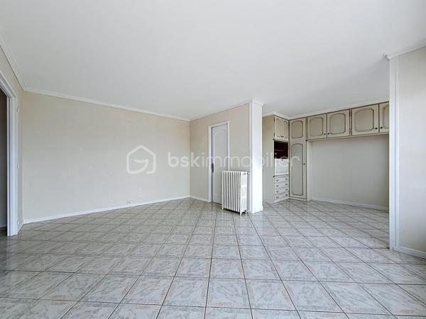 Coup de cœur au cœur du quartier NOUVEAU BEZONS !

Situé au 3ème étage et DERNIER étage , dans une résidence arborée, calme et parfaitement entretenue, découvrez ce bel appartement 3 pièces, baigné de lumière, avec balcon, cave et grand box fermé.

Dès l'entrée, vous serez séduit par son vaste séjour lumineux de 27m² (possibilité de créer une deuxième chambre de 9m² ce qui donnerait un séjour de 18m²) ouvrant sur un agréable balcon, idéal pour profiter d'un extérieur en toute tranquillité. Sa cuisine indépendante, fonctionnelle et spacieuse, pourra facilement être repensée selon vos envies.

L'espace nuit comprend actuellement une chambre de 12m² avec la possibilité de créer une deuxième chambre au niveau du séjour, une salle de bains, des WC indépendants ainsi que de nombreux rangements.

Un emplacement qui facilite la vie
À seulement 10 minutes à pied du Tramway T2 (Pont de Bezons), avec un accès rapide à la gare de Houilles (RER A et futur RER E), vous rejoignez Paris et La Défense en toute simplicité.

Au pied de la résidence, vous profitez de toutes les commodités : Auchan, Leclerc, Action, pharmacie, écoles, transports et services... tout est accessible à pied.

Le secteur est également en plein développement avec l'ouverture du NOUVEAU collège de Bezons prévue en 2027, renforçant encore l'attractivité du quartier.

Les atouts qui font la différence :

✔ Prix très attractif
✔ Quartier très recherché Nouveau Bezons
✔ Dernier étage sur 3
✔ Appartement très lumineux
✔ Balcon
✔ Cuisine indépendante
✔ 1 chambre, possibilité de créer une deuxième chambre
✔ Cave + grand box fermé et sécurisé
✔ Résidence à taille humaine, calme et verdoyante
✔ Tram T2 à 10 minutes à pied
✔ Accès rapide RER A et futur RER E
✔ Commerces, écoles et transports à proximité immédiate

Travaux à prévoir.

Un appartement aux nombreux atouts, idéal pour un premier achat, une famille ou un investissement patrimonial. Une visite suffira pour vous convaincre… Contactez-moi dès maintenant !
