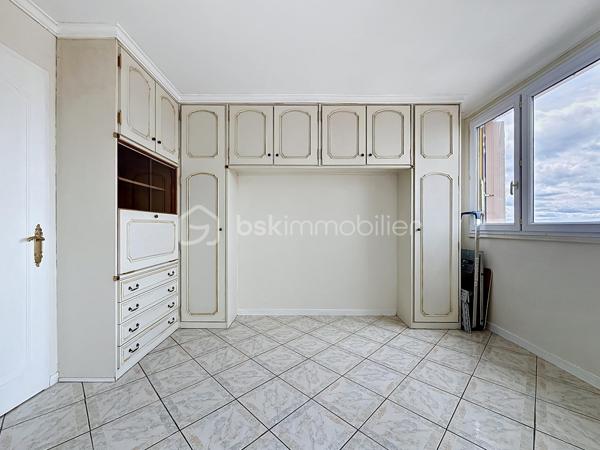 Coup de cœur au cœur du quartier NOUVEAU BEZONS !

Situé au 3ème étage et DERNIER étage , dans une résidence arborée, calme et parfaitement entretenue, découvrez ce bel appartement 3 pièces, baigné de lumière, avec balcon, cave et grand box fermé.

Dès l'entrée, vous serez séduit par son vaste séjour lumineux de 27m² (possibilité de créer une deuxième chambre de 9m² ce qui donnerait un séjour de 18m²) ouvrant sur un agréable balcon, idéal pour profiter d'un extérieur en toute tranquillité. Sa cuisine indépendante, fonctionnelle et spacieuse, pourra facilement être repensée selon vos envies.

L'espace nuit comprend actuellement une chambre de 12m² avec la possibilité de créer une deuxième chambre au niveau du séjour, une salle de bains, des WC indépendants ainsi que de nombreux rangements.

Un emplacement qui facilite la vie
À seulement 10 minutes à pied du Tramway T2 (Pont de Bezons), avec un accès rapide à la gare de Houilles (RER A et futur RER E), vous rejoignez Paris et La Défense en toute simplicité.

Au pied de la résidence, vous profitez de toutes les commodités : Auchan, Leclerc, Action, pharmacie, écoles, transports et services... tout est accessible à pied.

Le secteur est également en plein développement avec l'ouverture du NOUVEAU collège de Bezons prévue en 2027, renforçant encore l'attractivité du quartier.

Les atouts qui font la différence :

✔ Prix très attractif
✔ Quartier très recherché Nouveau Bezons
✔ Dernier étage sur 3
✔ Appartement très lumineux
✔ Balcon
✔ Cuisine indépendante
✔ 1 chambre, possibilité de créer une deuxième chambre
✔ Cave + grand box fermé et sécurisé
✔ Résidence à taille humaine, calme et verdoyante
✔ Tram T2 à 10 minutes à pied
✔ Accès rapide RER A et futur RER E
✔ Commerces, écoles et transports à proximité immédiate

Travaux à prévoir.

Un appartement aux nombreux atouts, idéal pour un premier achat, une famille ou un investissement patrimonial. Une visite suffira pour vous convaincre… Contactez-moi dès maintenant !