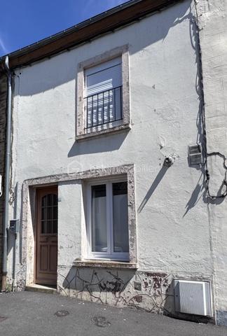 🏘️Dans le village desservant toutes commodités de Nouzonville , découvrons cette maison avec terrain🏘️


👉🏿En rez de chaussé:
. Cuisine
. Séjour
. Wc
. Accès à une petite terrasse et son jardin

👉🏿A l'étage : 
. 2 chambres
. Salle de bain (baignoire) avec Wc

👉🏿Au second :
. 1 Chambre

Idéal pour une première acquisition à l'habitation ou à la location, ce bien nécessite néanmoins a léger rafraichissement (carrelage + 1 velux) pour une estimation globale avoisinant 3000 euros.

. Chaudière gaz
. Fenêtres PVC double vitrage
. Terrain de 200 m²
. Assainissement collectif conforme