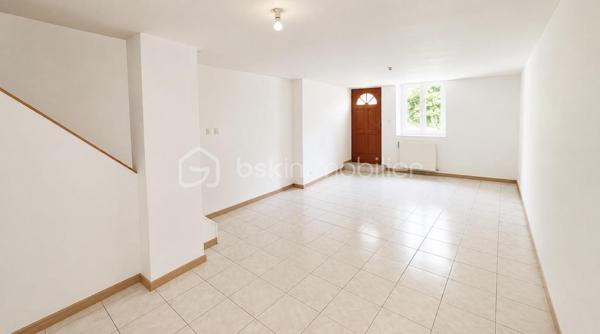 🏘️Dans le village desservant toutes commodités de Nouzonville , découvrons cette maison avec terrain🏘️


👉🏿En rez de chaussé:
. Cuisine
. Séjour
. Wc
. Accès à une petite terrasse et son jardin

👉🏿A l'étage : 
. 2 chambres
. Salle de bain (baignoire) avec Wc

👉🏿Au second :
. 1 Chambre

Idéal pour une première acquisition à l'habitation ou à la location, ce bien nécessite néanmoins a léger rafraichissement (carrelage + 1 velux) pour une estimation globale avoisinant 3000 euros.

. Chaudière gaz
. Fenêtres PVC double vitrage
. Terrain de 200 m²
. Assainissement collectif conforme