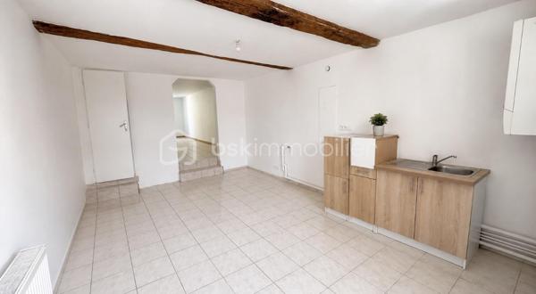 🏘️Dans le village desservant toutes commodités de Nouzonville , découvrons cette maison avec terrain🏘️


👉🏿En rez de chaussé:
. Cuisine
. Séjour
. Wc
. Accès à une petite terrasse et son jardin

👉🏿A l'étage : 
. 2 chambres
. Salle de bain (baignoire) avec Wc

👉🏿Au second :
. 1 Chambre

Idéal pour une première acquisition à l'habitation ou à la location, ce bien nécessite néanmoins a léger rafraichissement (carrelage + 1 velux) pour une estimation globale avoisinant 3000 euros.

. Chaudière gaz
. Fenêtres PVC double vitrage
. Terrain de 200 m²
. Assainissement collectif conforme