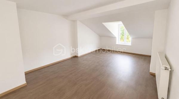 🏘️Dans le village desservant toutes commodités de Nouzonville , découvrons cette maison avec terrain🏘️


👉🏿En rez de chaussé:
. Cuisine
. Séjour
. Wc
. Accès à une petite terrasse et son jardin

👉🏿A l'étage : 
. 2 chambres
. Salle de bain (baignoire) avec Wc

👉🏿Au second :
. 1 Chambre

Idéal pour une première acquisition à l'habitation ou à la location, ce bien nécessite néanmoins a léger rafraichissement (carrelage + 1 velux) pour une estimation globale avoisinant 3000 euros.

. Chaudière gaz
. Fenêtres PVC double vitrage
. Terrain de 200 m²
. Assainissement collectif conforme