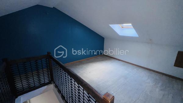 🏘️Dans le village desservant toutes commodités de Nouzonville , découvrons cette maison avec terrain🏘️


👉🏿En rez de chaussé:
. Cuisine
. Séjour
. Wc
. Accès à une petite terrasse et son jardin

👉🏿A l'étage : 
. 2 chambres
. Salle de bain (baignoire) avec Wc

👉🏿Au second :
. 1 Chambre

Idéal pour une première acquisition à l'habitation ou à la location, ce bien nécessite néanmoins a léger rafraichissement (carrelage + 1 velux) pour une estimation globale avoisinant 3000 euros.

. Chaudière gaz
. Fenêtres PVC double vitrage
. Terrain de 200 m²
. Assainissement collectif conforme