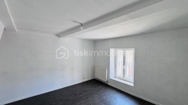 🏘️Dans le village desservant toutes commodités de Nouzonville , découvrons cette maison avec terrain🏘️


👉🏿En rez de chaussé:
. Cuisine
. Séjour
. Wc
. Accès à une petite terrasse et son jardin

👉🏿A l'étage : 
. 2 chambres
. Salle de bain (baignoire) avec Wc

👉🏿Au second :
. 1 Chambre

Idéal pour une première acquisition à l'habitation ou à la location, ce bien nécessite néanmoins a léger rafraichissement (carrelage + 1 velux) pour une estimation globale avoisinant 3000 euros.

. Chaudière gaz
. Fenêtres PVC double vitrage
. Terrain de 200 m²
. Assainissement collectif conforme