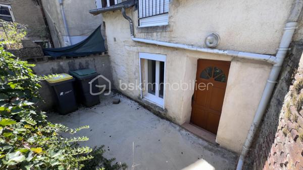 🏘️Dans le village desservant toutes commodités de Nouzonville , découvrons cette maison avec terrain🏘️


👉🏿En rez de chaussé:
. Cuisine
. Séjour
. Wc
. Accès à une petite terrasse et son jardin

👉🏿A l'étage : 
. 2 chambres
. Salle de bain (baignoire) avec Wc

👉🏿Au second :
. 1 Chambre

Idéal pour une première acquisition à l'habitation ou à la location, ce bien nécessite néanmoins a léger rafraichissement (carrelage + 1 velux) pour une estimation globale avoisinant 3000 euros.

. Chaudière gaz
. Fenêtres PVC double vitrage
. Terrain de 200 m²
. Assainissement collectif conforme