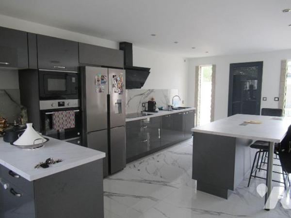 Maison a vendre sur sainte savine à proximité de tous les commerces et écoles. Maison construit...