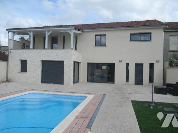 Maison a vendre sur sainte savine à proximité de tous les commerces et écoles. Maison construit...