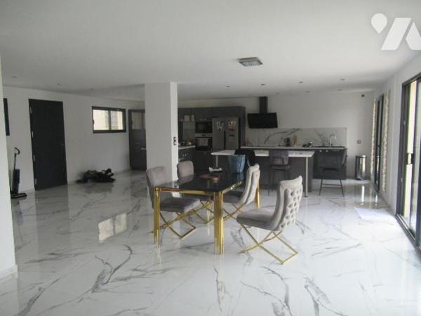 Maison a vendre sur sainte savine à proximité de tous les commerces et écoles. Maison construit...