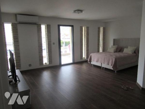 Maison a vendre sur sainte savine à proximité de tous les commerces et écoles. Maison construit...