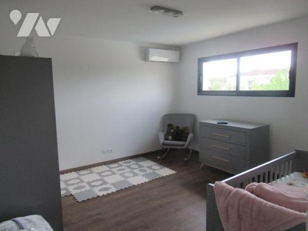 Maison a vendre sur sainte savine à proximité de tous les commerces et écoles. Maison construit...