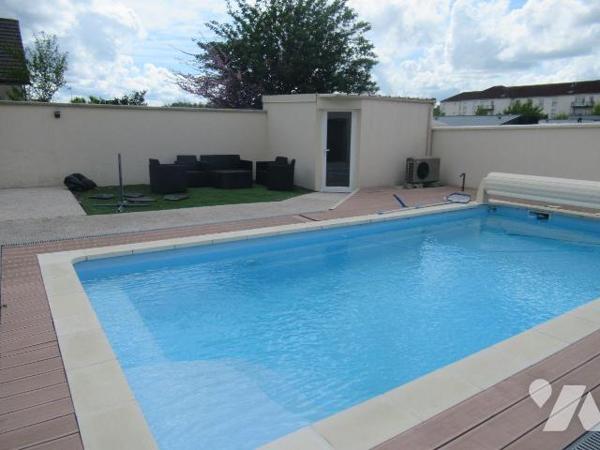 Maison a vendre sur sainte savine à proximité de tous les commerces et écoles. Maison construit...