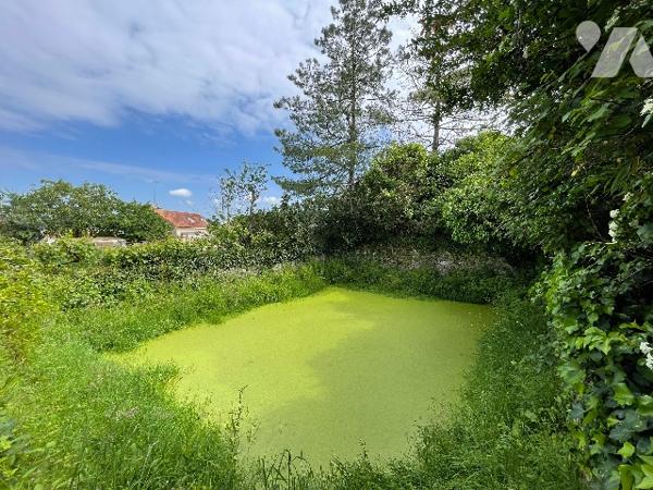À vendre – Maison familiale avec terrain de plus de 2 500 m² avec mare – Le Mesnil-en-Vallée