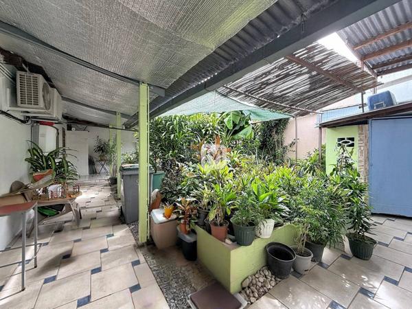 Dpt Guyane (973), à vendre CAYENNE immeuble mixte commerce + habitation de 294,31 m²