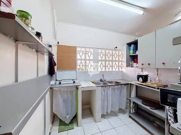 Dpt Guyane (973), à vendre CAYENNE immeuble mixte commerce + habitation de 294,31 m²