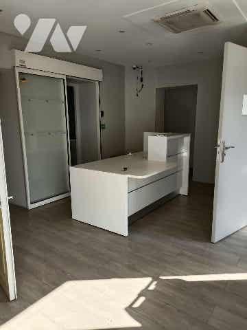 À Vendre – Ensemble Immobilier avec jardin, local commercial indépendant et stationnements.