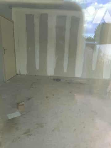 À Vendre – Ensemble Immobilier avec jardin, local commercial indépendant et stationnements.