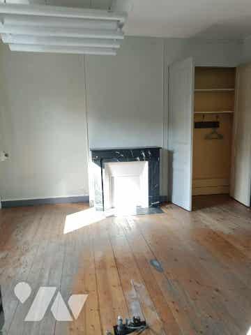 À Vendre – Ensemble Immobilier avec jardin, local commercial indépendant et stationnements.