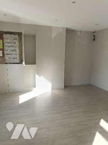 À Vendre – Ensemble Immobilier avec jardin, local commercial indépendant et stationnements.