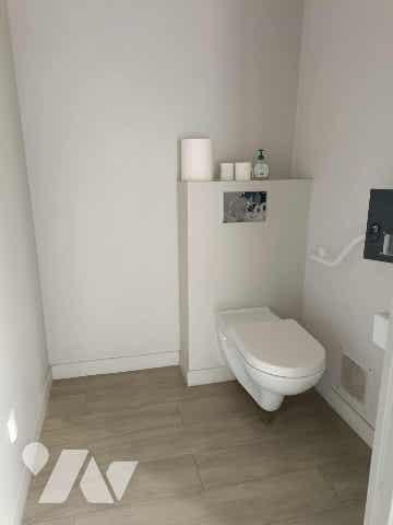 À Vendre – Ensemble Immobilier avec jardin, local commercial indépendant et stationnements.