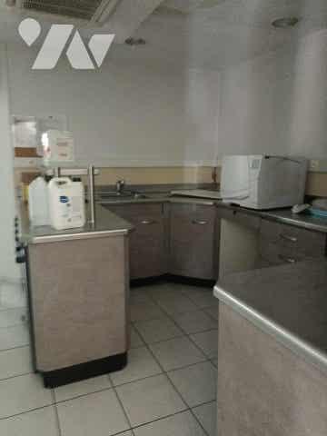 À Vendre – Ensemble Immobilier avec jardin, local commercial indépendant et stationnements.