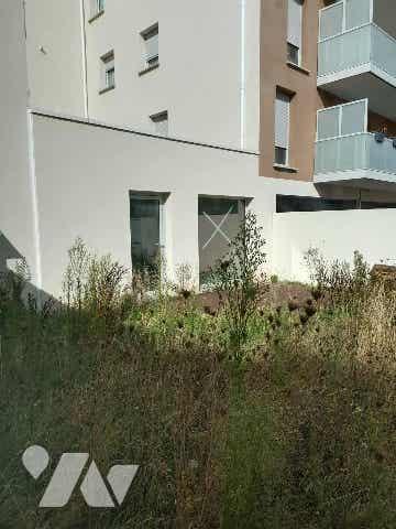 À Vendre – Ensemble Immobilier avec jardin, local commercial indépendant et stationnements.