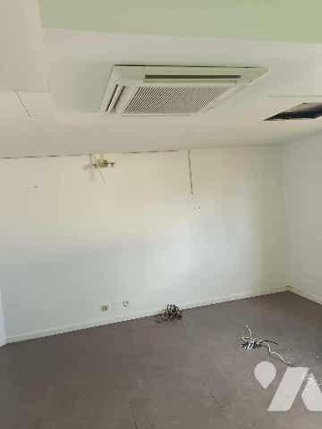 À Vendre – Ensemble Immobilier avec jardin, local commercial indépendant et stationnements.