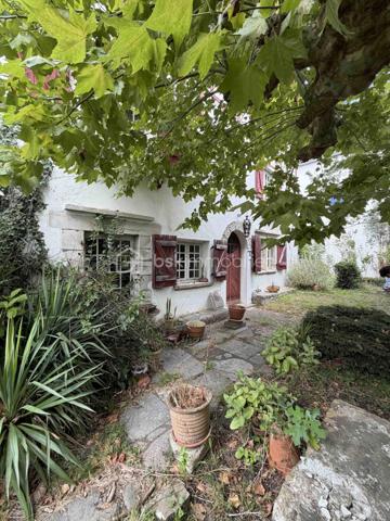 Maison du 18ème siècle de 14 pièces au coeur du village d'Urt d'environ 330 m2 avec garage sur 2 parcelles totale de 1 235 m2. La maison possède 3 niveaux.

Visite virtuelle de la maison sur demande.

Maison à fort potentiel en plein coeur du village. Possibilité de faire un appartement indépendant à la maison avec forte rentabilité locative.

Au RDC, vous trouverez un salon d'environ 40 m2, une cuisine, une salle de bain, un wc séparé, de nombreux rangements. Un accès au garage se fait par la pièce de vie avec possibilité de faire un appartement de plain-pied.

Au R+1 : se trouve 4 chambres, 1 salle de bain, un wc séparé, 1 bureau et une bibliothèque.

Au R+2 mensarde et pallier : 3 chambres, 1 salle d'eau et un grenier 

R+3 Mezzanine : accès petit balcon côté jardin.

Extérieur: Grand jardin arboré avec terrasse. Un grand garage. Terrain piscinable et constructible.

Technique : Chauffage gaz de ville, chaudière à condensation. Tout à l'égout. Fibre dans le village.